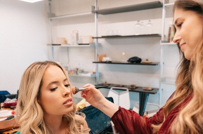 Na produ&ccedil;&atilde;o, o brilho natalino apareceu em vers&otilde;es mais conscientes, como nos iluminadores minerais, blushes cremosos veganos e batons com embalagens refil&aacute;veis
