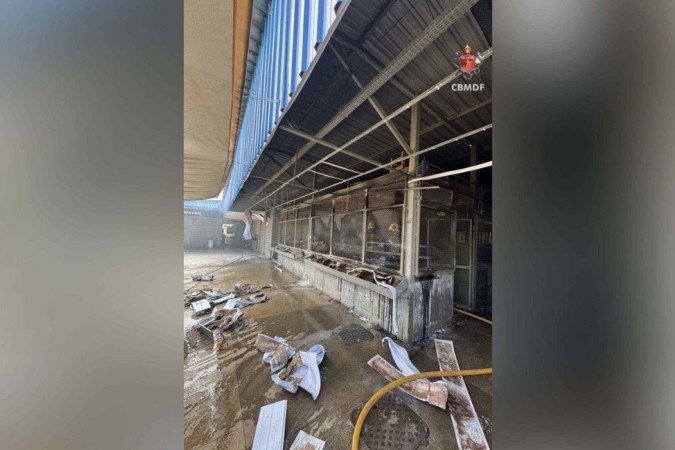 Incêndio em banca da Feira da Ceilândia mobiliza bombeiros - (crédito: CBMDF/Divulgação) Incêndio em banca da Feira da Ceilândia mobiliza bombeiros - (crédito: CBMDF/Divulgação)