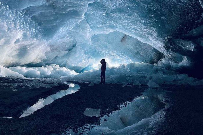 Escondida no interior da geleira Morteratsch, na Suíça, encontra-se uma grande caverna de gelo - (crédito: Lander Van Tricht / ETH Zurique, Cátedra de Glaciologia) Escondida no interior da geleira Morteratsch, na Suíça, encontra-se uma grande caverna de gelo - (crédito: Lander Van Tricht / ETH Zurique, Cátedra de Glaciologia)