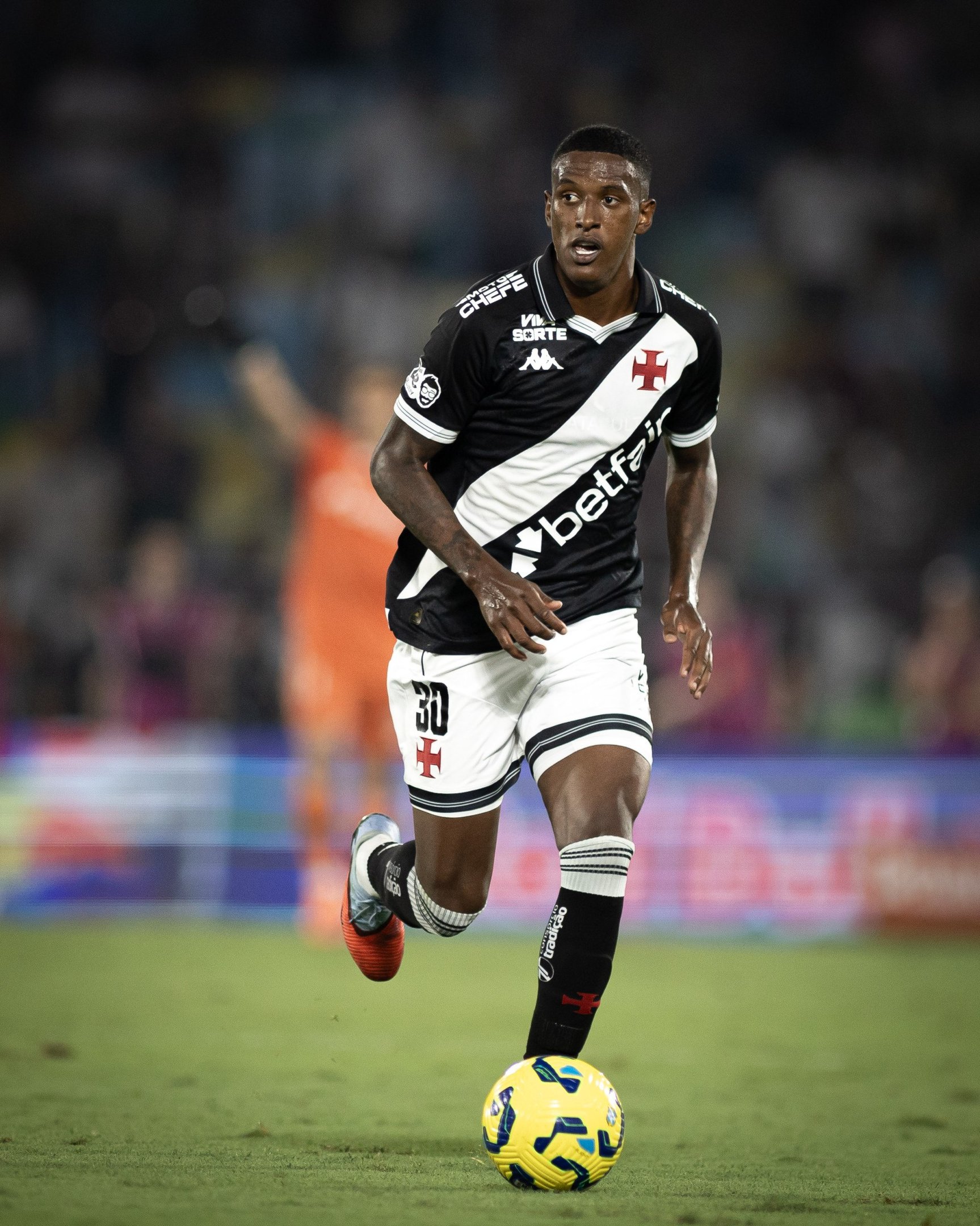 O zagueiro Robert Renan com a camisa do Vasco