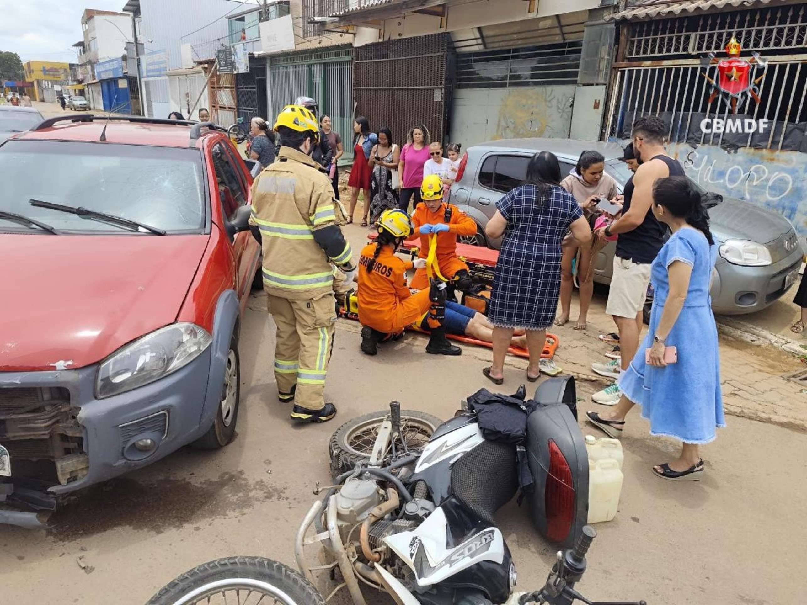 Duas pessoas ficaram feridas na colis&atilde;o entre uma motociclista e um ve&iacute;culo, em Ceil&acirc;ndia