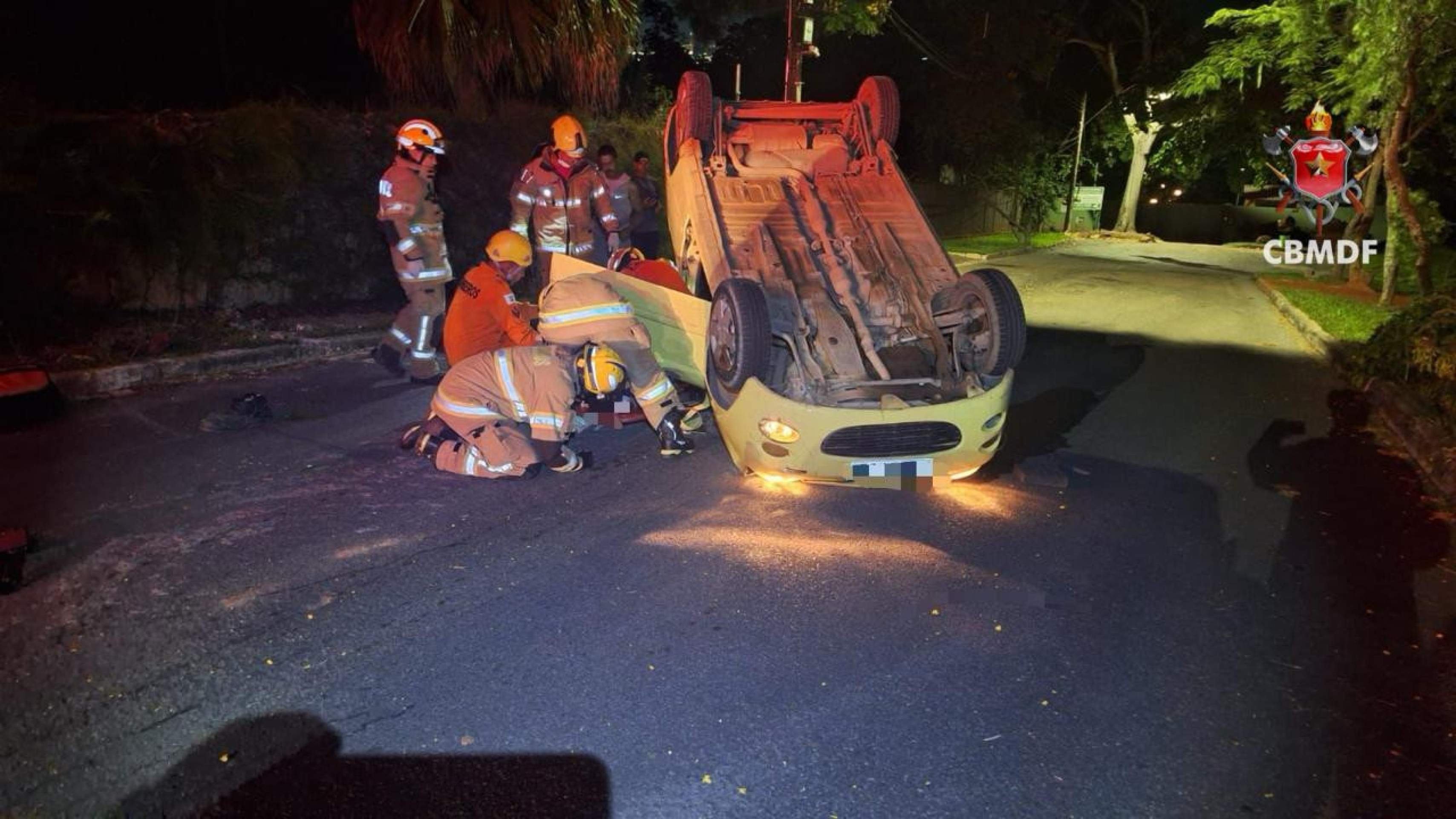 Capotagem deixou uma pessoa ferida no Lago Norte