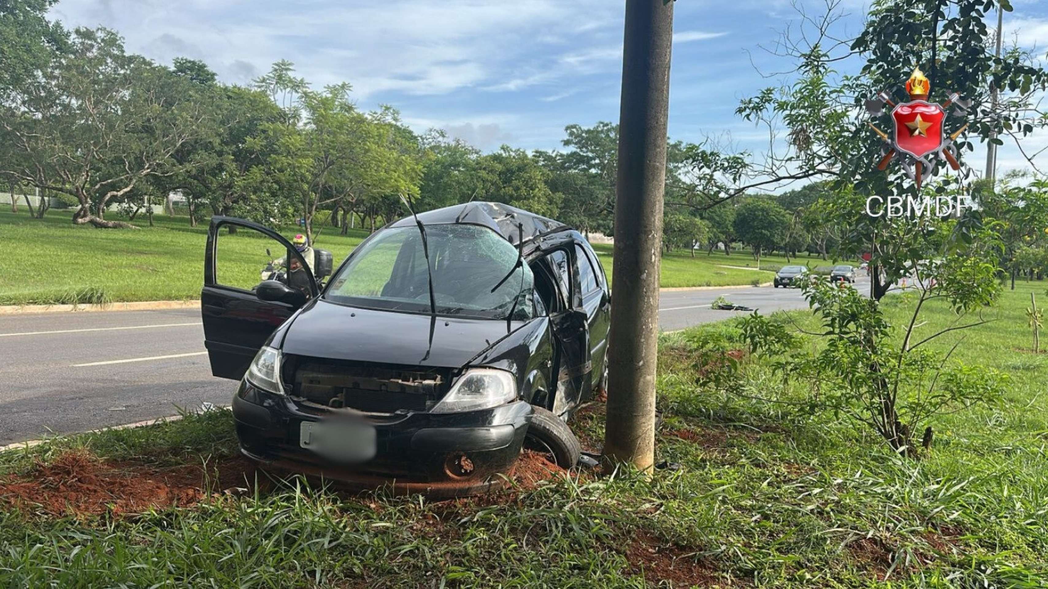 Homem ficou gravemente ferido ap&oacute;s colidir contra poste na L4 Sul 