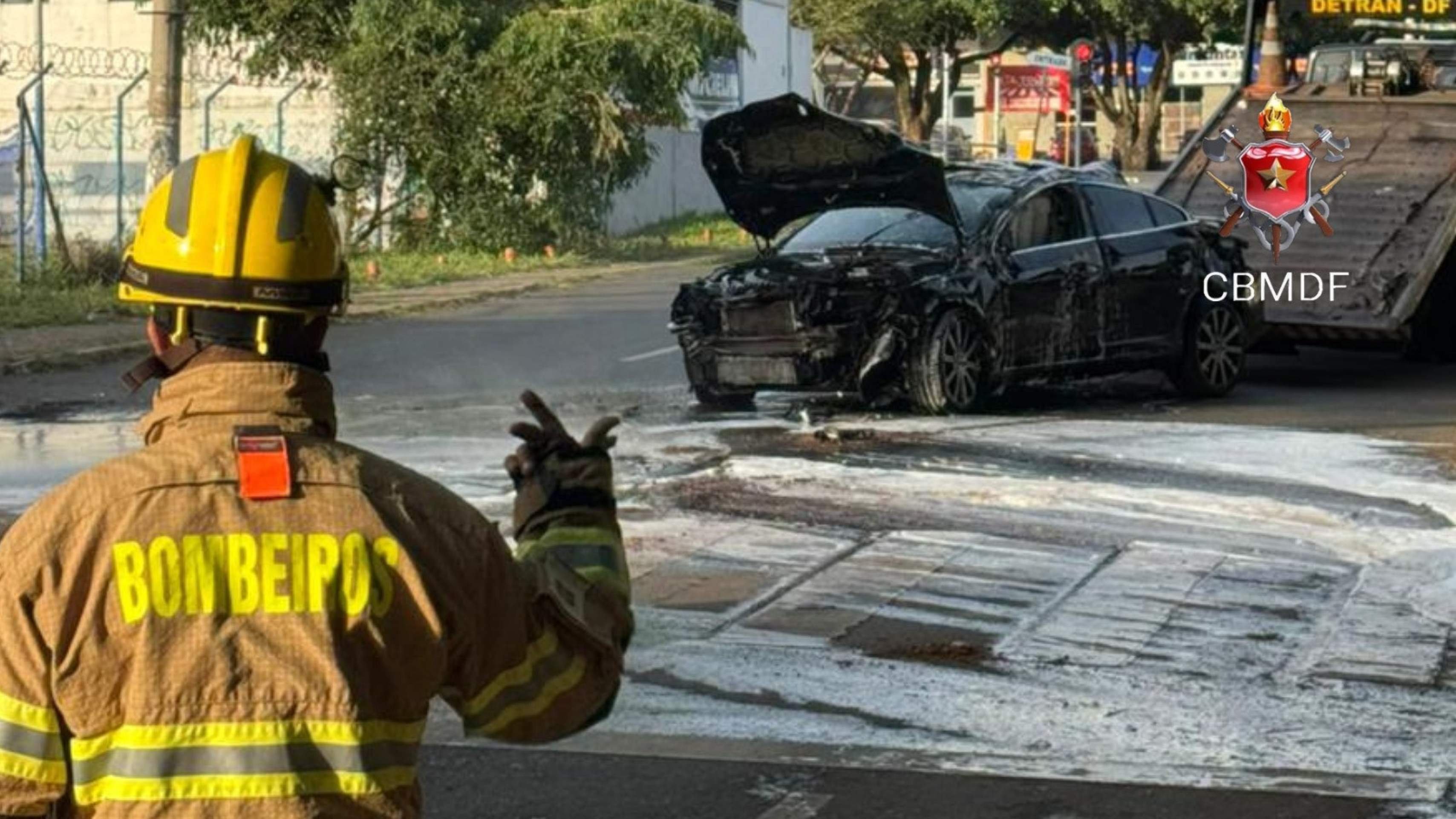 Carro sofreu capotagem e teve vazamento de combust&iacute;vel na via de acesso a W3 Norte