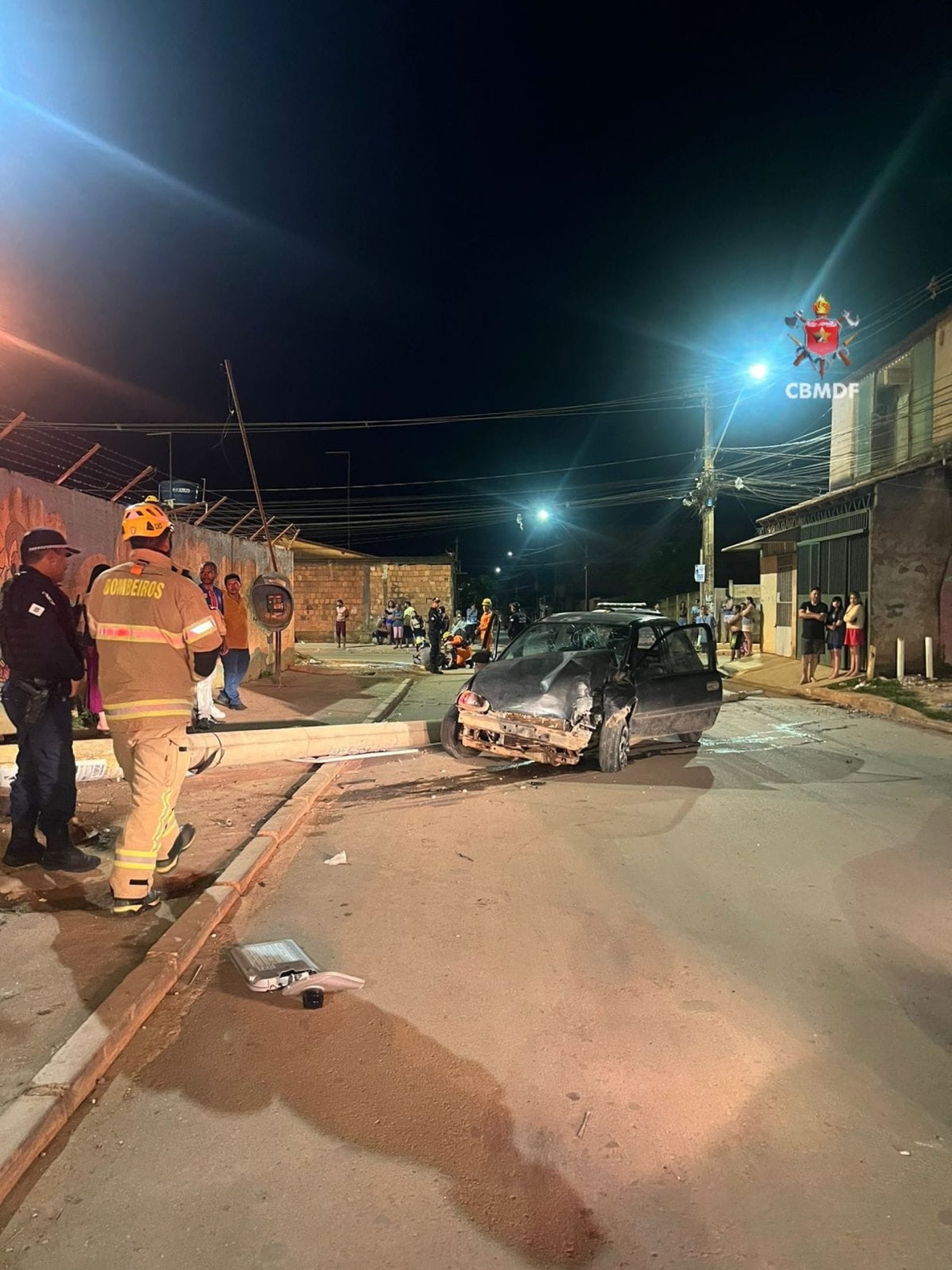 Carro colidiu contra poste no Sol Nascente