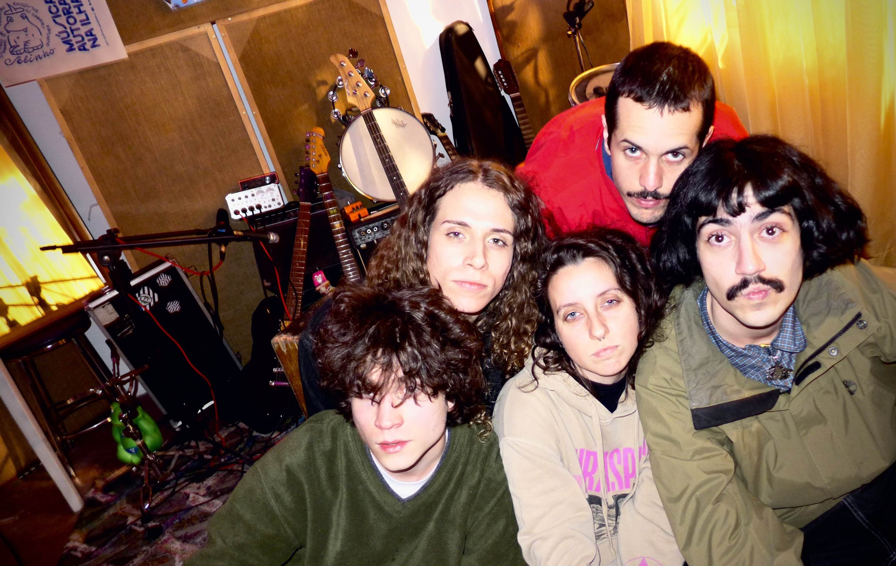 Banda catarinense de rock experimental faz show acústico na Infinu