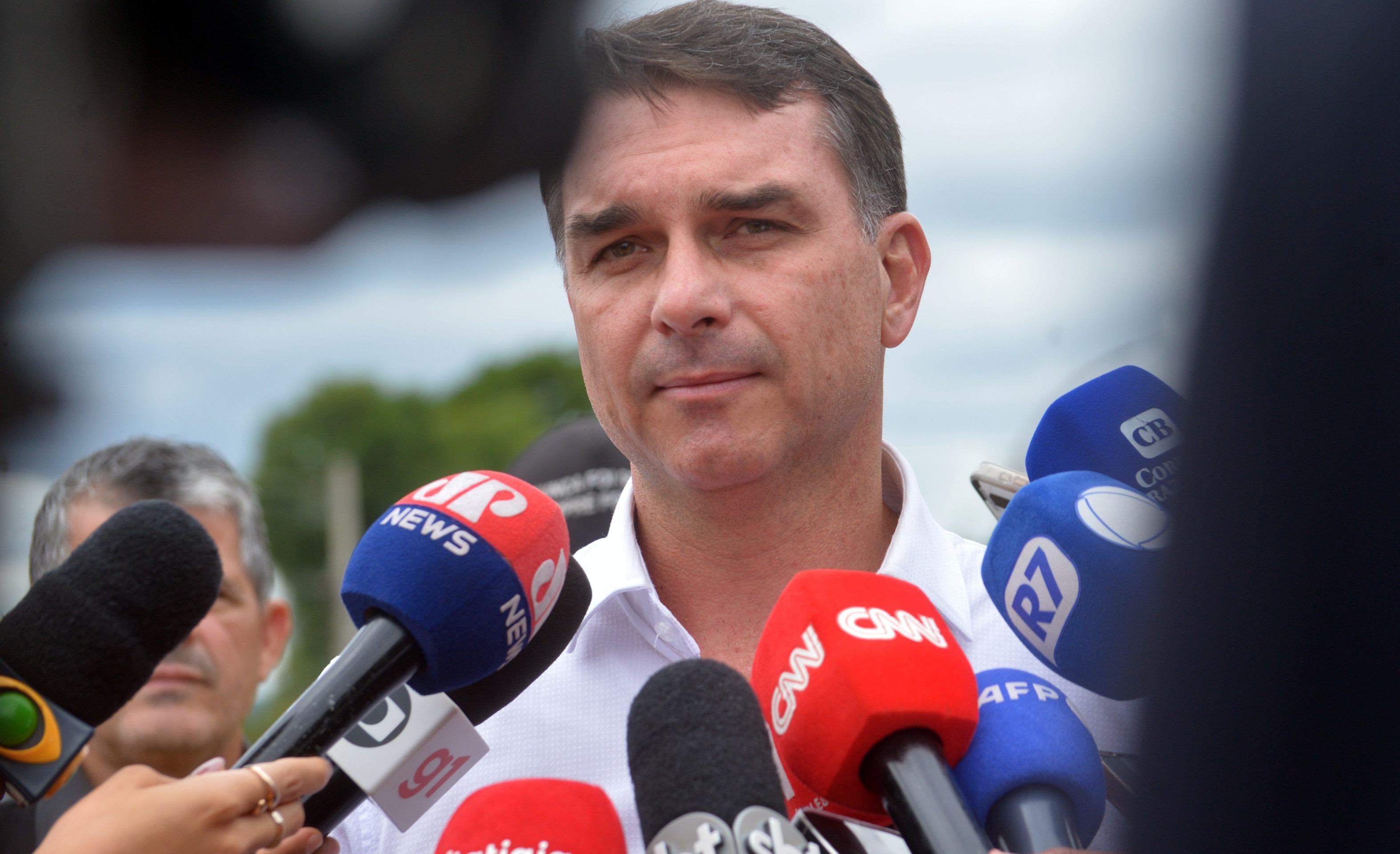 Flávio Bolsonaro diz que Tarcísio 'não é traidor' e defende união apesar de 'divergências'