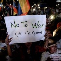 Simpatizante de Nicolás Maduro protesta pela paz e contra os EUA, em Caracas, e exibe cartaz com as palavras  -  (crédito: Juan Barreto/AFP)