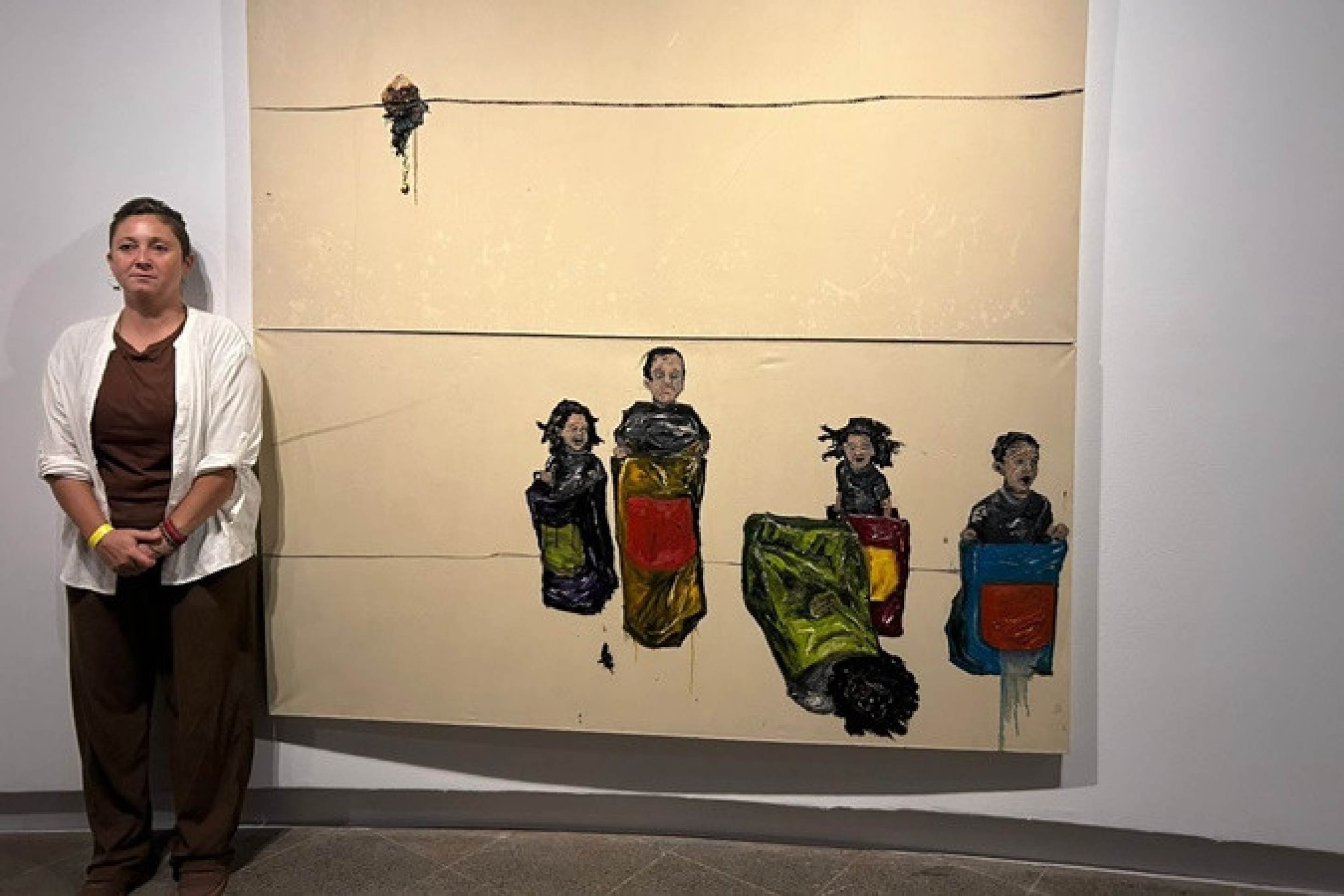 Camila Soato ao lado da obra Saco de corrida, 2013