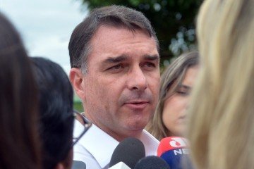  16/12/2025 - Ed Alves CB/DA Press. Politica. Senador Flavio Bolsonaro na Superintendencia da Policia Federal, visita seu Pai Ex Presidente Jair Bolsonaro.  -  (crédito:  Ed Alves CB/DA Press)