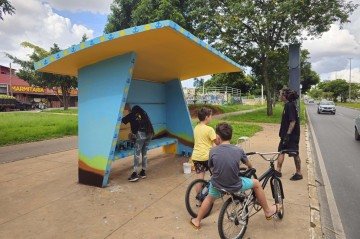 Pessoas de todas as idades fixam olhares durante as pinturas, que costumam levar oito horas