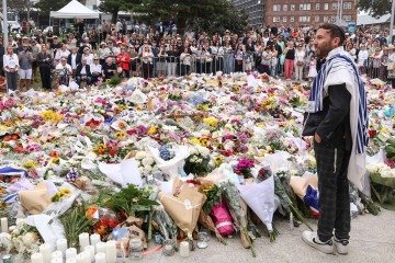 Rabino discursa diante de memorial às vítimas do ataque, em Sydney -  (crédito: David Gray/AFP)