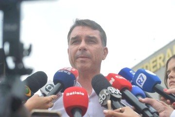 Fl&aacute;vio Bolsonaro (PL-RJ) fala com a imprensa ao deixar a superintend&ecirc;ncia da PF em Bras&iacute;lia, onde o pai cumpre pena -  (crédito: Ed Alves/CB/DA.Press)