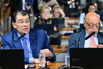 Na foto, o senador Eduardo Braga (MDB-AM) ao lado do senador Esperidião Amin (PP-SC), relator do PL da Dosimetria na Casa Legislativa. -  (crédito: Geraldo Magela/Agência Senado) -Na foto, o senador Eduardo Braga (MDB-AM) ao lado do senador Esperidião Amin (PP-SC), relator do PL da Dosimetria na Casa Legislativa. -  (crédito: Geraldo Magela/Agência Senado)