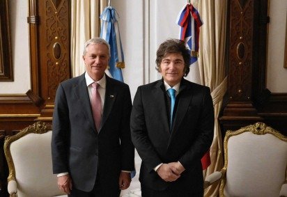 Em 16 de dezembro, Javier Milei (D) recebeu o presidente eleito do Chile, José Antonio Kast, na Casa Rosada, em Buenos Aires  -  (crédito: Presidência da Argentina/AFP) -Em 16 de dezembro, Javier Milei (D) recebeu o presidente eleito do Chile, José Antonio Kast, na Casa Rosada, em Buenos Aires  -  (crédito: Presidência da Argentina/AFP)