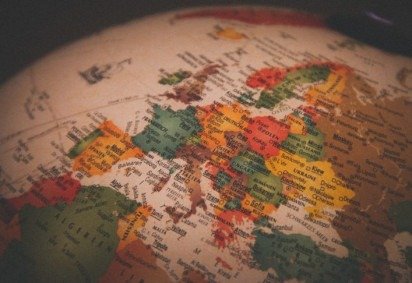 O site de viagens European Best Destination (Melhores Destinos da Europa na tradução livre) tem um levantamento das praias mais lindas do continente com base no voto de milhares de turistas de 83 países. Algumas ficam meio escondidas; e outras são bastante conhecidas. Todas ideais para programas românticos ou familiares. -  (crédito: Christian Lue Unsplash) -O site de viagens European Best Destination (Melhores Destinos da Europa na tradução livre) tem um levantamento das praias mais lindas do continente com base no voto de milhares de turistas de 83 países. Algumas ficam meio escondidas; e outras são bastante conhecidas. Todas ideais para programas românticos ou familiares. -  (crédito: Christian Lue Unsplash)