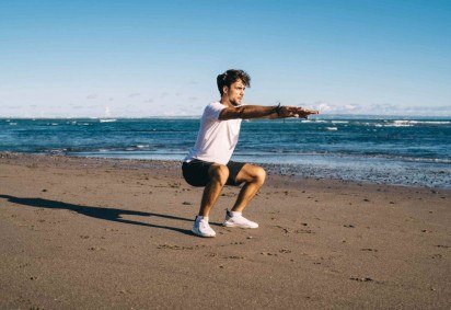 Exercícios sem equipamento ajudam a manter o corpo ativo nas férias (Imagem: GaudiLab | Shutterstock)  -  (crédito: EdiCase) -Exercícios sem equipamento ajudam a manter o corpo ativo nas férias (Imagem: GaudiLab | Shutterstock)  -  (crédito: EdiCase)