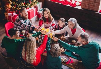 O Natal é um convite à presença, ao diálogo e ao cuidado com quem está ao nosso lado (Imagem: Roman Samborskyi | Shutterstock)  -  (crédito: EdiCase) -O Natal é um convite à presença, ao diálogo e ao cuidado com quem está ao nosso lado (Imagem: Roman Samborskyi | Shutterstock)  -  (crédito: EdiCase)