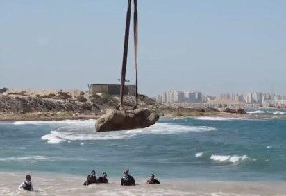 Uma descoberta submersa no Mediterrâneo voltou a colocar o Farol de Alexandria - uma das Sete Maravilhas do Mundo Antigo - no centro das atenções. Afinal, arqueólogos identificaram grandes blocos de pedra que pertenciam à entrada monumental da antiga torre. -  (crédito: Reprodução de vídeo / X / Sputnik Brasil) -Uma descoberta submersa no Mediterrâneo voltou a colocar o Farol de Alexandria - uma das Sete Maravilhas do Mundo Antigo - no centro das atenções. Afinal, arqueólogos identificaram grandes blocos de pedra que pertenciam à entrada monumental da antiga torre. -  (crédito: Reprodução de vídeo / X / Sputnik Brasil)