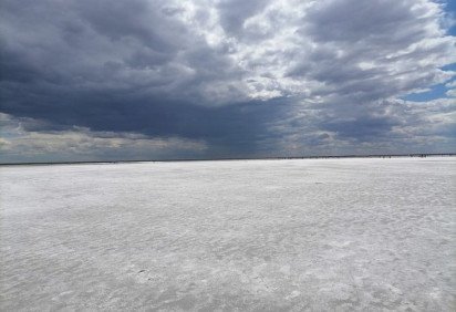 Uma atração curiosa chama a atenção de turistas em um lago situado na Rússia, na região da Sibéria. É lá que fica o lago Burlinskoe, reconhecido como um dos destinos mais extraordinários do planeta. -  (crédito: wikimedia commons Vetrik 17) -Uma atração curiosa chama a atenção de turistas em um lago situado na Rússia, na região da Sibéria. É lá que fica o lago Burlinskoe, reconhecido como um dos destinos mais extraordinários do planeta. -  (crédito: wikimedia commons Vetrik 17)