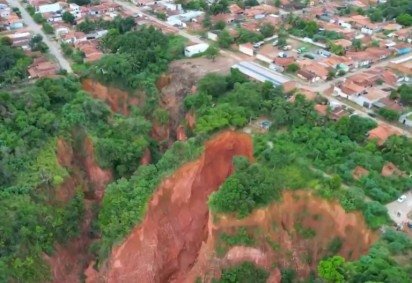 Uma cidade maranhense corre o risco de sumir completamente por causa das  voçorocas, enormes crateras que vêm se alastrando pela cidade.  -  (crédito: Reprodução de vídeo Marinho Drones) -Uma cidade maranhense corre o risco de sumir completamente por causa das  voçorocas, enormes crateras que vêm se alastrando pela cidade.  -  (crédito: Reprodução de vídeo Marinho Drones)