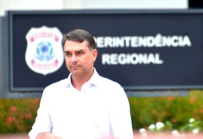 Presidenciável Flávio Bolsonaro chega à superintendência da PF nesta terça-feira (16/12) para visitar o pai preso -  (crédito: Ed Alves/CB/DA.Press) -Presidenciável Flávio Bolsonaro chega à superintendência da PF nesta terça-feira (16/12) para visitar o pai preso -  (crédito: Ed Alves/CB/DA.Press)