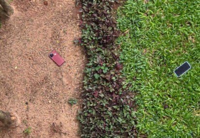 Foram encontrados dois celulares jogados pela janela, além de objetos de valor e dinheiro em espécie -  (crédito: Divulgação/PF) -Foram encontrados dois celulares jogados pela janela, além de objetos de valor e dinheiro em espécie -  (crédito: Divulgação/PF)