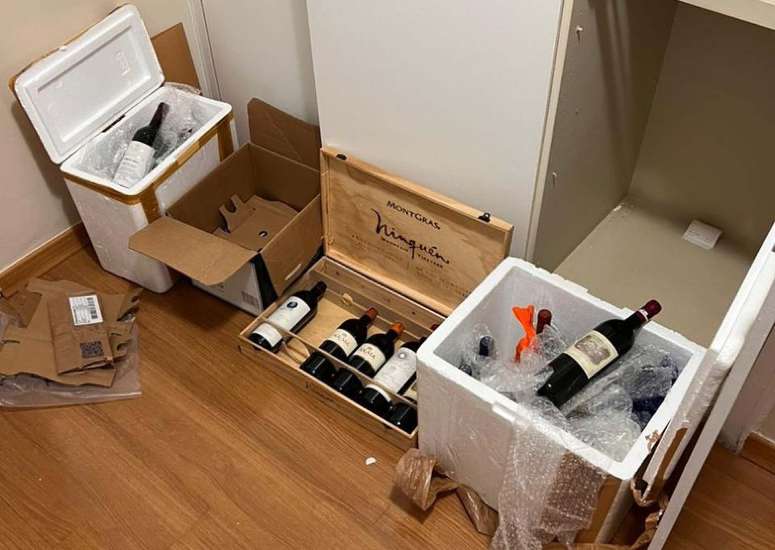 Foram encontrados dois celulares jogados pela janela, al&eacute;m de objetos de valor e dinheiro em esp&eacute;cie