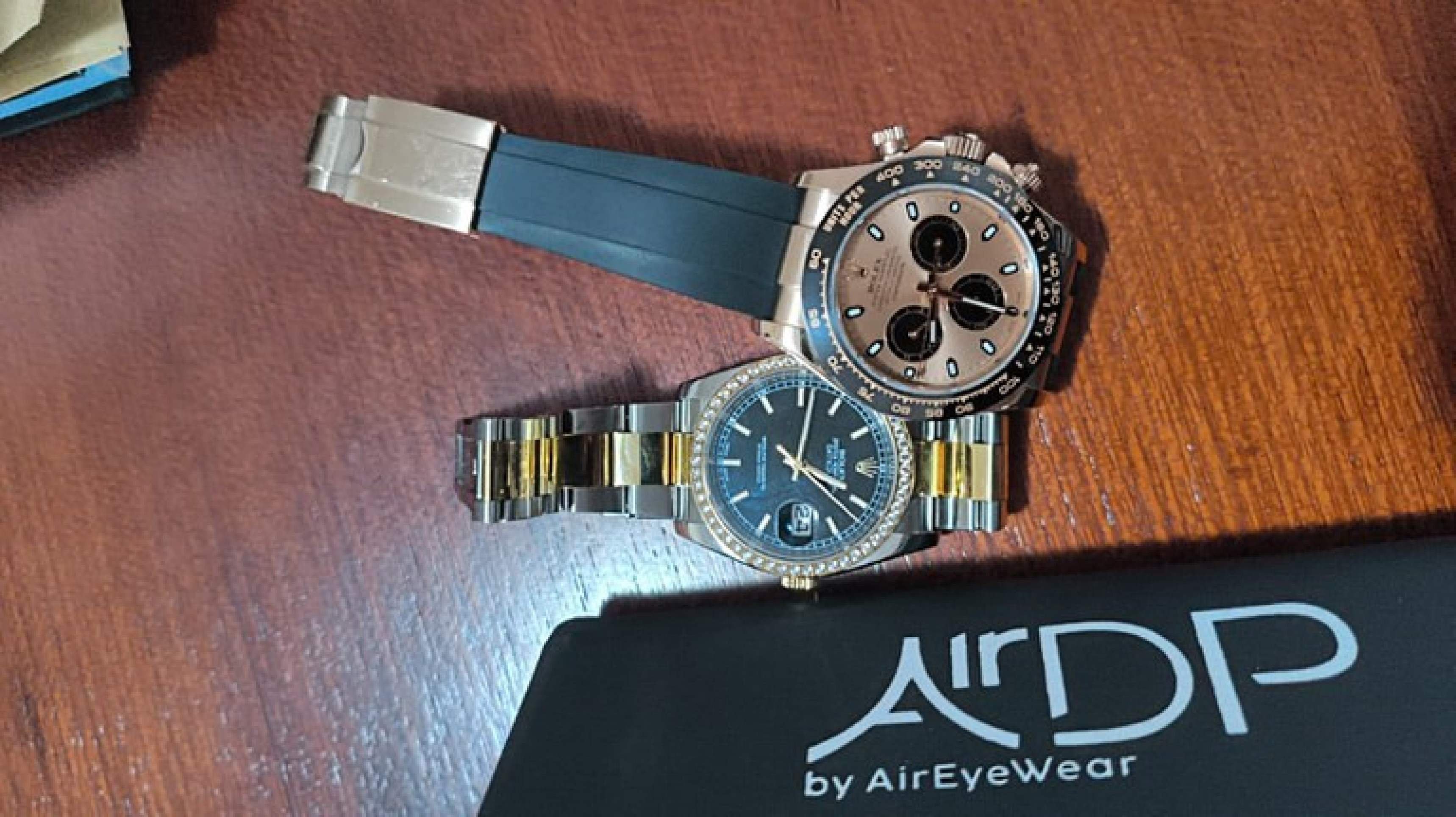 Foram encontrados dois celulares jogados pela janela, al&eacute;m de objetos de valor e dinheiro em esp&eacute;cie