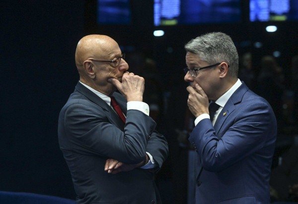 Relator do texto, Amin (E) defende aprovar o PL com mudanças mínimas; já Vieira (D) é a favor de enterrar a proposta e discutir uma nova -  (crédito: Carlos Moura/Agência Senado)