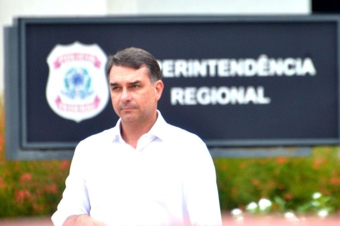 Presidenciável Flávio Bolsonaro chega à superintendência da PF nesta terça-feira (16/12) para visitar o pai preso - (crédito: Ed Alves/CB/DA.Press) Presidenciável Flávio Bolsonaro chega à superintendência da PF nesta terça-feira (16/12) para visitar o pai preso - (crédito: Ed Alves/CB/DA.Press)