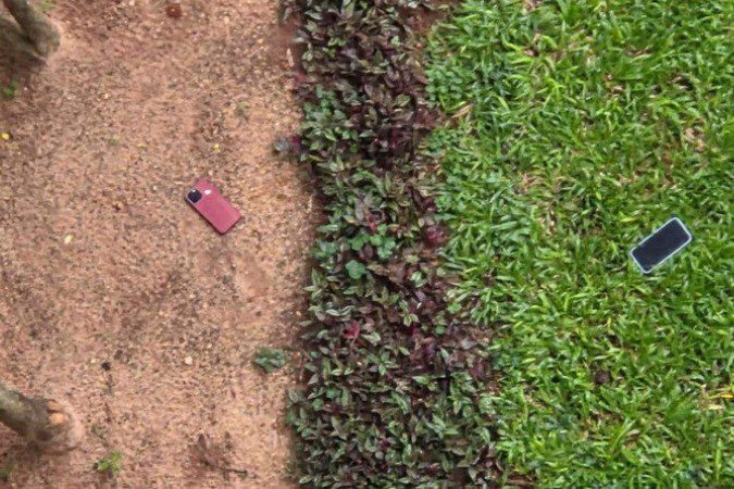 Foram encontrados dois celulares jogados pela janela, além de objetos de valor e dinheiro em espécie - (crédito: Divulgação/PF) Foram encontrados dois celulares jogados pela janela, além de objetos de valor e dinheiro em espécie - (crédito: Divulgação/PF)
