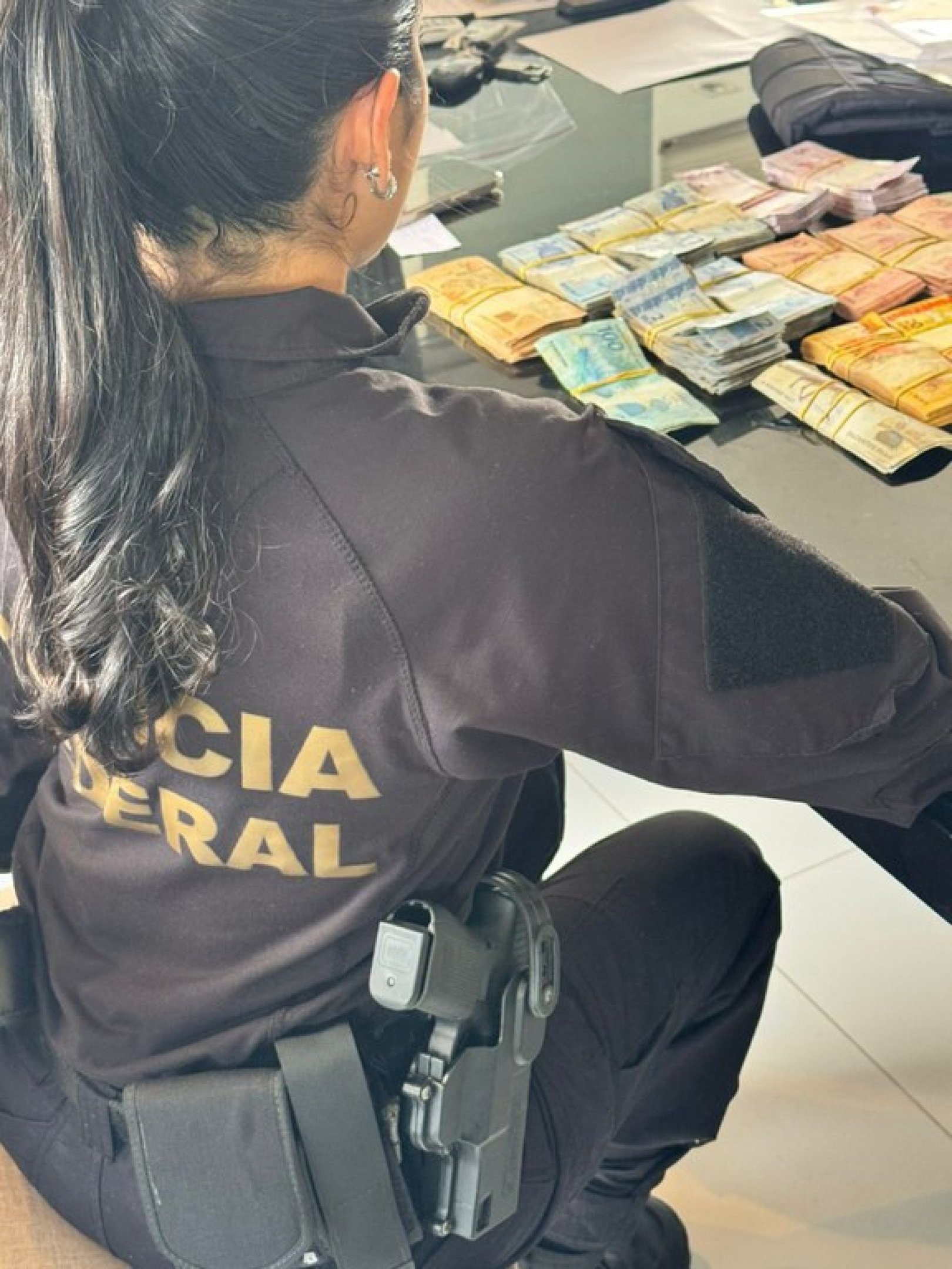 Foram encontrados dois celulares jogados pela janela, al&eacute;m de objetos de valor e dinheiro em esp&eacute;cie