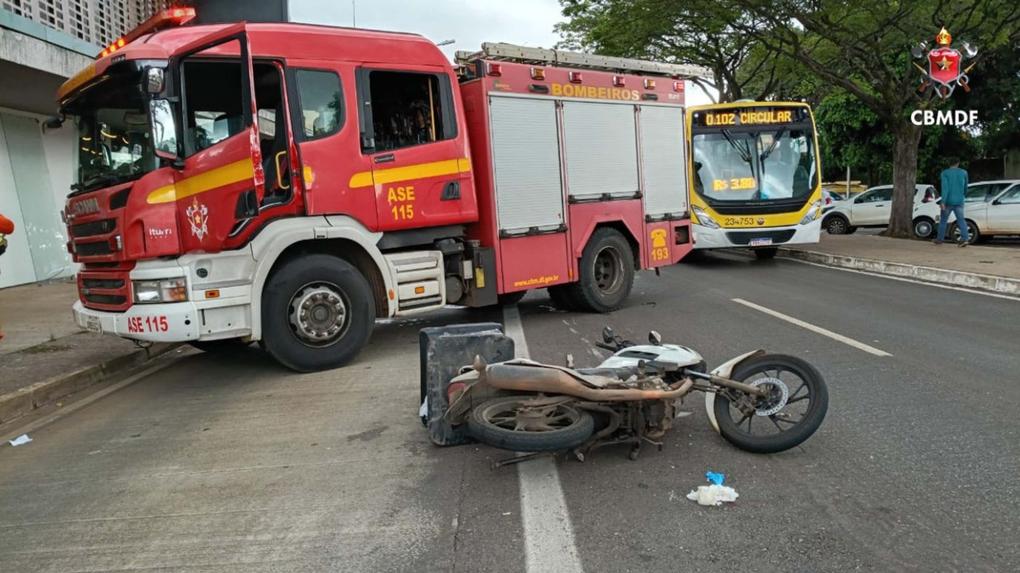 Idosa é atropelada por moto e levada inconsciente ao hospital