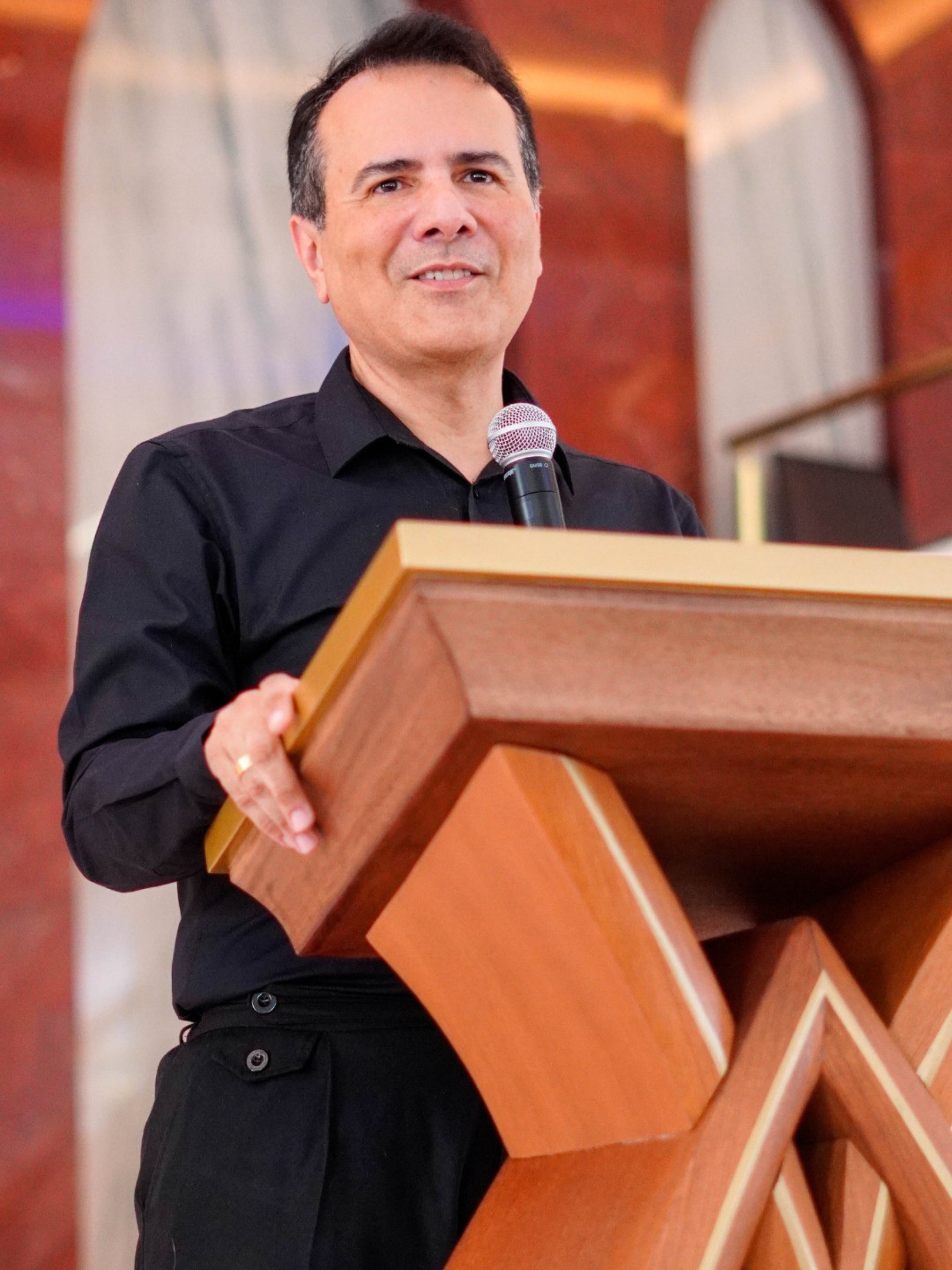 O pastor Ricardo Esp&iacute;ndola orienta caminhar com mais estabilidade