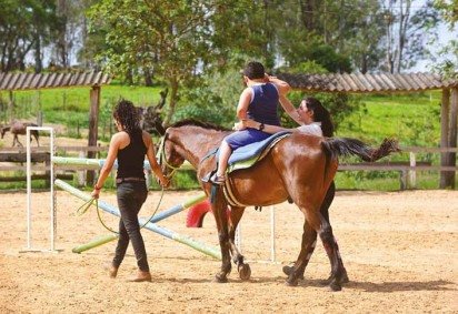 No dia 9 de agosto é celebrado o Dia Nacional da Equoterapia, um método de reabilitação que utiliza o cavalo em uma abordagem interdisciplinar, unindo saúde, educação e equitação, para auxiliar no desenvolvimento das pessoas atendidas. -  (crédito:  Divulgação) -No dia 9 de agosto é celebrado o Dia Nacional da Equoterapia, um método de reabilitação que utiliza o cavalo em uma abordagem interdisciplinar, unindo saúde, educação e equitação, para auxiliar no desenvolvimento das pessoas atendidas. -  (crédito:  Divulgação)