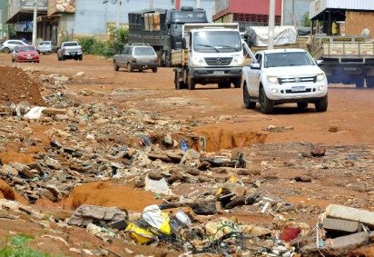  Avenida 26 de Setembro, em Vicente Pires, acumula lixo e buracos, em via sem asfaltamento -  (crédito:  Marcelo Ferreira/CB/D.A Press) - Avenida 26 de Setembro, em Vicente Pires, acumula lixo e buracos, em via sem asfaltamento -  (crédito:  Marcelo Ferreira/CB/D.A Press)