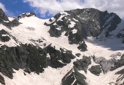 O corpo de um homem que estava desaparecido há 28 anos foi encontrado incrivelmente bem preservado em uma geleira no Vale da Senhora, na remota região montanhosa de Kohistan, no Paquistão. -  (crédito: Reprodução/YouTube) -O corpo de um homem que estava desaparecido há 28 anos foi encontrado incrivelmente bem preservado em uma geleira no Vale da Senhora, na remota região montanhosa de Kohistan, no Paquistão. -  (crédito: Reprodução/YouTube)