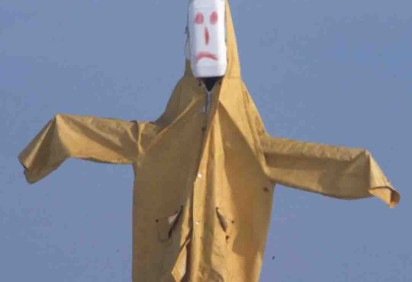 O fotógrafo britânico Colin Garrat tem registros de espantalhos colocados em diversas áreas do interior do Reino Unido para espantar predadores nas plantações. As imagens foram expostas à época da elaboração (2016) em uma mostra londrina.
E ficaram para a posteridade.
 -  (crédito: Reprodução do Youtube Alexander Sebley) -O fotógrafo britânico Colin Garrat tem registros de espantalhos colocados em diversas áreas do interior do Reino Unido para espantar predadores nas plantações. As imagens foram expostas à época da elaboração (2016) em uma mostra londrina.
E ficaram para a posteridade.
 -  (crédito: Reprodução do Youtube Alexander Sebley)