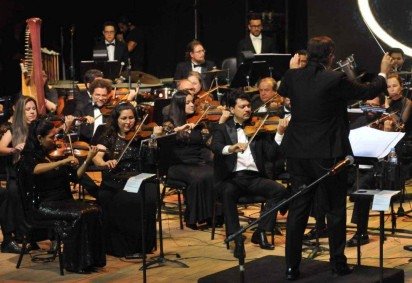 Orquestra Sinfônica do Teatro Nacional Claudio Santoro leva clássicos natalinos no tradicional projeto natalino, no centro da capital -  (crédito:  Minervino Júnior/CB/D.A Press)