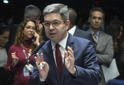 Líder do governo no Congresso, Randolfe Rodrigues (PT-AP) recomendou a rejeição integral da proposta -  (crédito:  Carlos Moura/Agência Senado) -Líder do governo no Congresso, Randolfe Rodrigues (PT-AP) recomendou a rejeição integral da proposta -  (crédito:  Carlos Moura/Agência Senado)