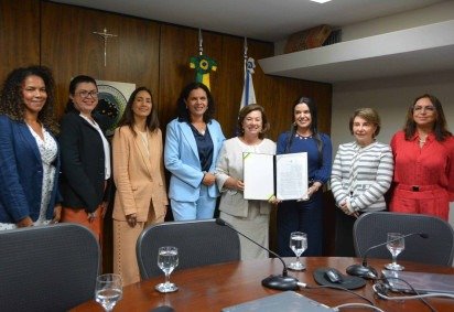  2025. Eixo Capital. As juízas federais Mara Lina e Lívia Peres, as desembargadoras federais Ana Carolina Roman, Rosimayre Gonçalves, Gilda Sigmaringa Seixas e Maria do Carmo Cardoso, a secretária de estado da Mulher do Distrito Federal, Gisele Ferreira de Oliveira, e a diretora de mulheres da Ordem dos Advogados do Brasil Seccional DF (OAB-DF), Nildete Santana de Oliveira. -  (crédito: Divulgação/Carlos Siqueira/TRF1) - 2025. Eixo Capital. As juízas federais Mara Lina e Lívia Peres, as desembargadoras federais Ana Carolina Roman, Rosimayre Gonçalves, Gilda Sigmaringa Seixas e Maria do Carmo Cardoso, a secretária de estado da Mulher do Distrito Federal, Gisele Ferreira de Oliveira, e a diretora de mulheres da Ordem dos Advogados do Brasil Seccional DF (OAB-DF), Nildete Santana de Oliveira. -  (crédito: Divulgação/Carlos Siqueira/TRF1)