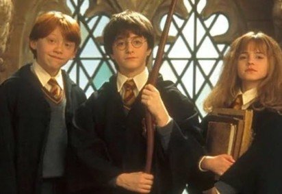 A chegada de Harry Potter aos cinemas no início dos anos 2000 apresentou as aventuras dos jovens bruxos a uma nova geração. Mais de duas décadas depois, a série de J.K. Rowling continua rendendo assunto e inspira constantes releituras na internet. -  (crédito: Divulgação) -A chegada de Harry Potter aos cinemas no início dos anos 2000 apresentou as aventuras dos jovens bruxos a uma nova geração. Mais de duas décadas depois, a série de J.K. Rowling continua rendendo assunto e inspira constantes releituras na internet. -  (crédito: Divulgação)