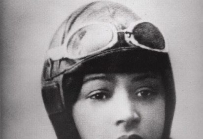 Bessie Coleman: Foi a primeira mulher afro-americana e a primeira nativa americana a obter uma licença de piloto internacional. Ela não conseguiu entrar em escolas de aviação nos Estados Unidos por causa da discriminação racial, então foi à França para aprender a voar. -  (crédito: domínio público - wikimedia commons ) -Bessie Coleman: Foi a primeira mulher afro-americana e a primeira nativa americana a obter uma licença de piloto internacional. Ela não conseguiu entrar em escolas de aviação nos Estados Unidos por causa da discriminação racial, então foi à França para aprender a voar. -  (crédito: domínio público - wikimedia commons )
