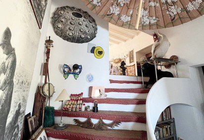 Ao redor do mundo, artistas deixaram rastros profundos em seus espaços pessoais — e muitos deles abriram suas portas para que o público possa sentir de perto a vibração da arte que ali nasceu. De Salvador Dalí a Tomie Ohtake, de Pablo Neruda a Portinari, cada casa é um mergulho na alma do criador. -  (crédito: reprodução/tripadviser) -Ao redor do mundo, artistas deixaram rastros profundos em seus espaços pessoais — e muitos deles abriram suas portas para que o público possa sentir de perto a vibração da arte que ali nasceu. De Salvador Dalí a Tomie Ohtake, de Pablo Neruda a Portinari, cada casa é um mergulho na alma do criador. -  (crédito: reprodução/tripadviser)