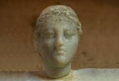 Arqueólogos egípcios divulgaram a recente descoberta de um busto de mármore branco que possivelmente representa Cleópatra VII, célebre governante do Egito antigo.
 -  (crédito: Reprodução do Facebook/Ministério do Turismo e Antiguidades do Egito) -Arqueólogos egípcios divulgaram a recente descoberta de um busto de mármore branco que possivelmente representa Cleópatra VII, célebre governante do Egito antigo.
 -  (crédito: Reprodução do Facebook/Ministério do Turismo e Antiguidades do Egito)