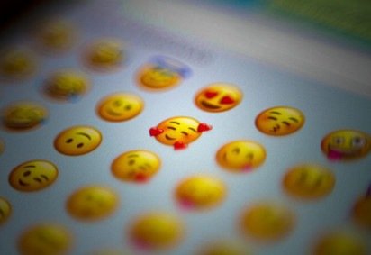 É certo que os emojis revolucionaram a forma de comunicação na era das mensagens instantâneas, mas é preciso ter um certo cuidado ao usá-los em determinados contextos. -  (crédito: Domingo Alvarez E/Unsplash) -É certo que os emojis revolucionaram a forma de comunicação na era das mensagens instantâneas, mas é preciso ter um certo cuidado ao usá-los em determinados contextos. -  (crédito: Domingo Alvarez E/Unsplash)