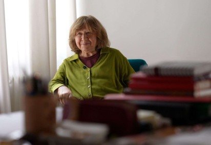 Svetlana Alexievich (ao centro) é fotografada em sua casa, em Minsk (Belarus), em 2020, cercada por diplomatas europeus -  (crédito: Twitter/@AnnLinde) -Svetlana Alexievich (ao centro) é fotografada em sua casa, em Minsk (Belarus), em 2020, cercada por diplomatas europeus -  (crédito: Twitter/@AnnLinde)