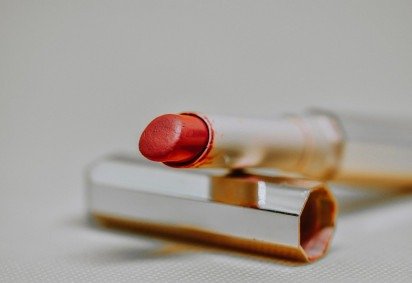 Muito antes de colorir os lábios, o batom já despertava fascínio, medo e controvérsia. De símbolo de poder a alvo de perseguições morais, sua trajetória atravessa séculos de julgamentos e a redenção veio com uma gama de cores, texturas e acabamentos.  -  (crédito: Imagem de didssph por Pixabay) -Muito antes de colorir os lábios, o batom já despertava fascínio, medo e controvérsia. De símbolo de poder a alvo de perseguições morais, sua trajetória atravessa séculos de julgamentos e a redenção veio com uma gama de cores, texturas e acabamentos.  -  (crédito: Imagem de didssph por Pixabay)