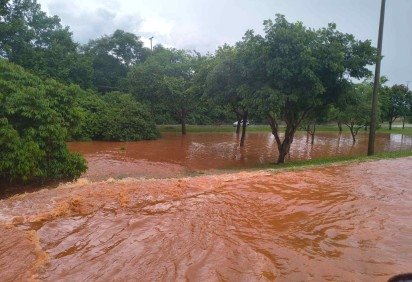 Alagamento na Estrada Parque das Nações, na Asa Norte -  (crédito: Artur Maldaner/CB Press) -Alagamento na Estrada Parque das Nações, na Asa Norte -  (crédito: Artur Maldaner/CB Press)